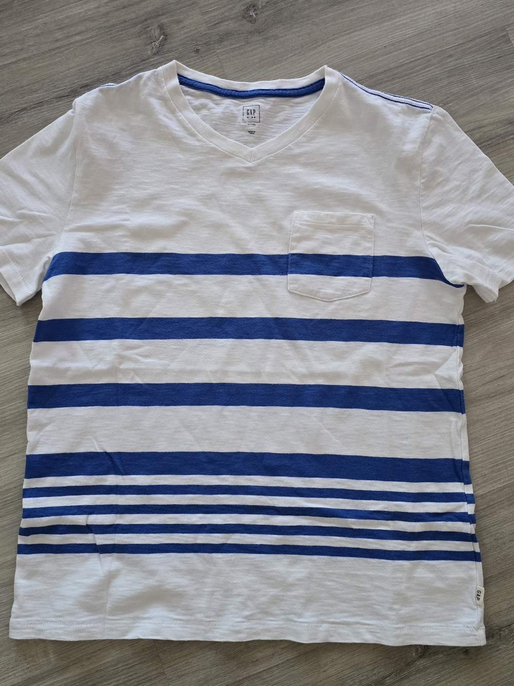 GAP | White V‑Neck Tee with Blue Stripes and Pocket | Size Kids XL